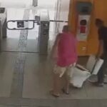 Idoso furta vaso sanitário de estação do BRT e acaba preso no RJ Idoso furta vaso sanitário de estação do BRT e acaba preso no RJ