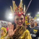 Atriz de Fuzuê bate-boca com namorado após desfile na Sapucaí