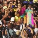 Ivete Sangalo desce do trio e vai para galera: 'Precisava deste abraço'