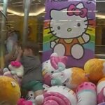 Polícia resgata criança que ficou presa em máquina de bichinhos de pelúcia Polícia resgata criança que ficou presa em máquina de bichinhos de pelúcia