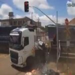 VÍDEO: carreta ‘fura’ sinal vermelho e é arrastada por trem que saiu dos trilhos VÍDEO: carreta ‘fura’ sinal vermelho e é arrastada por trem que saiu dos trilhos