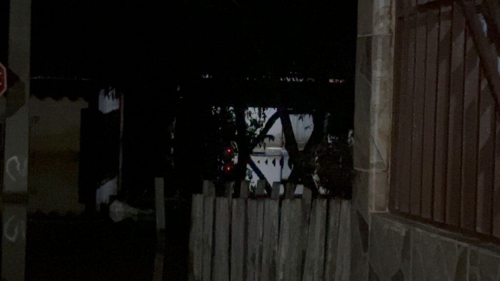 Energisa coloca em risco a vida de moradores ao deixar energia ligada em área alagada no Boa União