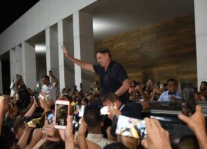 Bolsonaro chega em Rio Branco, é ovacionado por apoiadores e recebe parabéns por aniversário