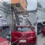 VÍDEO: caminhão de coleta de lixo derruba poste em cima de carro em Manaus