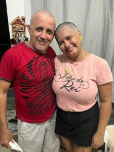 No Acre, pai, avô e padrinho raspam a cabeça para dar força à professora durante tratamento de câncer