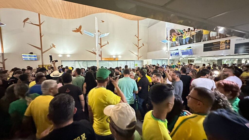 Chegada de Bolsonaro no Acre leva centenas de apoiadores ao Aeroporto Internacional de Rio Branco