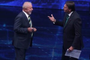 Durante agenda no Acre, Bolsonaro aciona Justiça contra Lula por fala sobre móveis “sumidos”