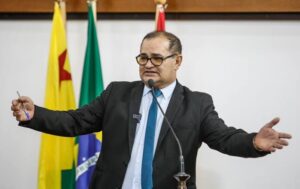 “Ele já me atacou outras vezes, mas ontem desonrou minha cidade”, diz deputado sobre comentário de repórter acreano; MPAC pede instauração de inquérito policial