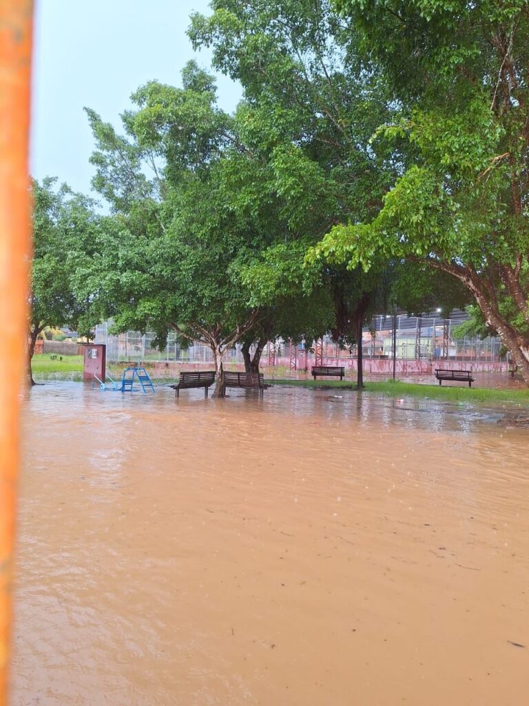 Baixada da Sobral enfrenta alagamentos e transtornos devido à cheia do Rio Acre