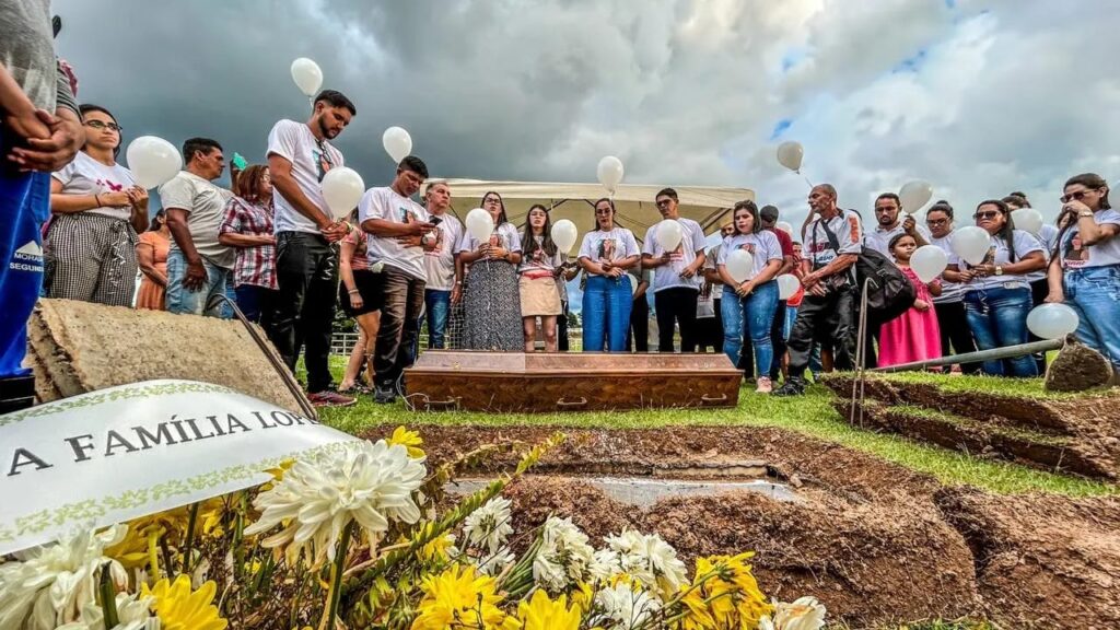 Últimas Despedidas: Enterro de vítima de acidente aéreo reúne multidão em Rio Branco
