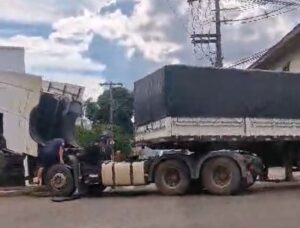 Carreta fecha cruzamento em Rio Branco e deixa trânsito parado