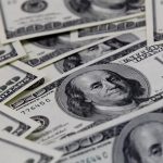Dólar cai para R$ 5,16 à espera de dados nos Estados Unidos