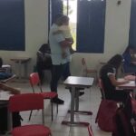 Professor de Língua Portuguesa segura bebê de aluna durante prova no Acre