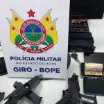 Polícia Militar frustra roubos e apreende armas com Bonde do Ônix, em Rio Branco Polícia Militar frustra roubos e apreende armas com Bonde do Ônix, em Rio Branco