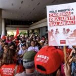 Professores de 17 universidades federais entram em greve por reajuste salarial
