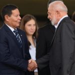 Cerimônia do Dia do Exército tem Lula com Mourão e ausência de Janja