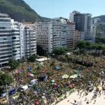 Milhares de apoiadores se reúnem em Copacabana para ato pró-Bolsonaro