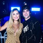 Deolane e Fiuk trocam carinhos em show do Soweto