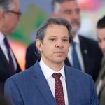 Após bronca de Lula, Haddad “comemora” ter esquecido seus livros em SP