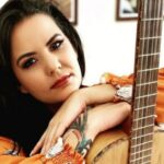 Cantora sertaneja morre ao capotar carro em rodovia no interior de SP
