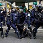 Polícia e manifestantes se enfrentam em Paris durante 1º de Maio