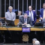 Câmara aprova imposto para compras internacionais de até US$ 50 Câmara aprova imposto para compras internacionais de até US$ 50
