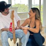 Deolane se declara a Fiuk e presenteia cantor com guitarra Deolane se declara a Fiuk e presenteia cantor com guitarra