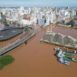 Guaíba bate 5,22 m e Prefeitura de Porto Alegre monta barricadas