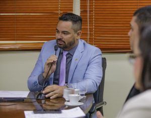 “Ele sabe das responsabilidades perante o Código Penal”, diz deputado sobre ausência de Alexandre Nascimento na Aleac