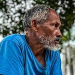Morador em situação de rua que vive próximo à UFAC recusa ajuda familiar e enfrenta quadro de esquizofrenia