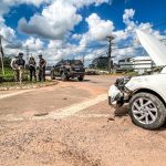 Em Rio Branco, viatura da PF e motocicleta se chocam deixando o motociclista com escoriações