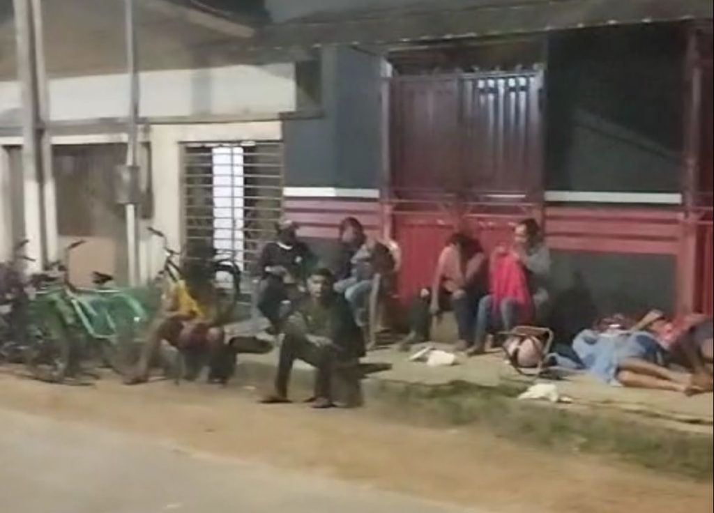 Moradores de Tarauacá passam mais de 12h na calçada aguardando fichas para emissão de RG