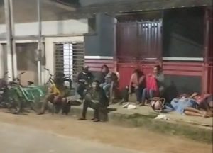 Moradores de Tarauacá passam mais de 12h na calçada aguardando fichas para emissão de RG