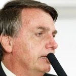 Bolsonaro responde bem a tratamento, mas não tem previsão de alta, diz boletim médico
