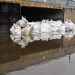 Prefeitura usa sacos para fechar comportas danificadas em Porto Alegre Prefeitura usa sacos para fechar comportas danificadas em Porto Alegre