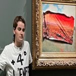 Ativista é presa após atacar quadro de Monet em Paris