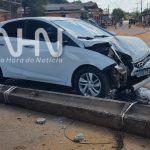 Motorista desvia de crianças em bicicleta e acaba derrubando poste de energia no interior do Acre
