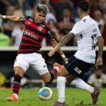 Em noite de emoções, Flamengo supera o Grêmio e assume a ponta do Brasileirão Em noite de emoções, Flamengo supera o Grêmio e assume a ponta do Brasileirão