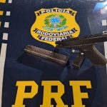 PRF prende mulher por porte ilegal de arma de fogo durante fiscalização em Rio Branco/AC PRF prende mulher por porte ilegal de arma de fogo durante fiscalização em Rio Branco/AC