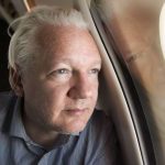 WikiLeaks divulga foto de Julian Assange em avião com destino às Ilhas Marianas do Norte WikiLeaks divulga foto de Julian Assange em avião com destino às Ilhas Marianas do Norte