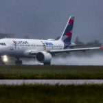 Alagamento em pista do aeroporto de Canoas não atrapalha voos