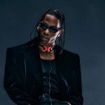 Travis Scott é preso por embriaguez e invasão de propriedade Travis Scott é preso por embriaguez e invasão de propriedade