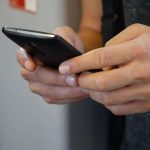 Especialista explica por que celulares não foram afetados pelo apagão cibernético