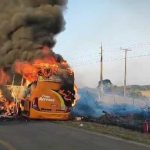 Ônibus da Transacreana é destruído por incêndio na Estrada do Pacífico; passageiros escapam ilesos Ônibus da Transacreana é destruído por incêndio na Estrada do Pacífico; passageiros escapam ilesos