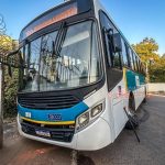 Ônibus com defeito quase atinge casa no centro de Rio Branco
