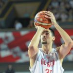 Jogador de basquete da Geórgia tenta fazer cesta contra e erra