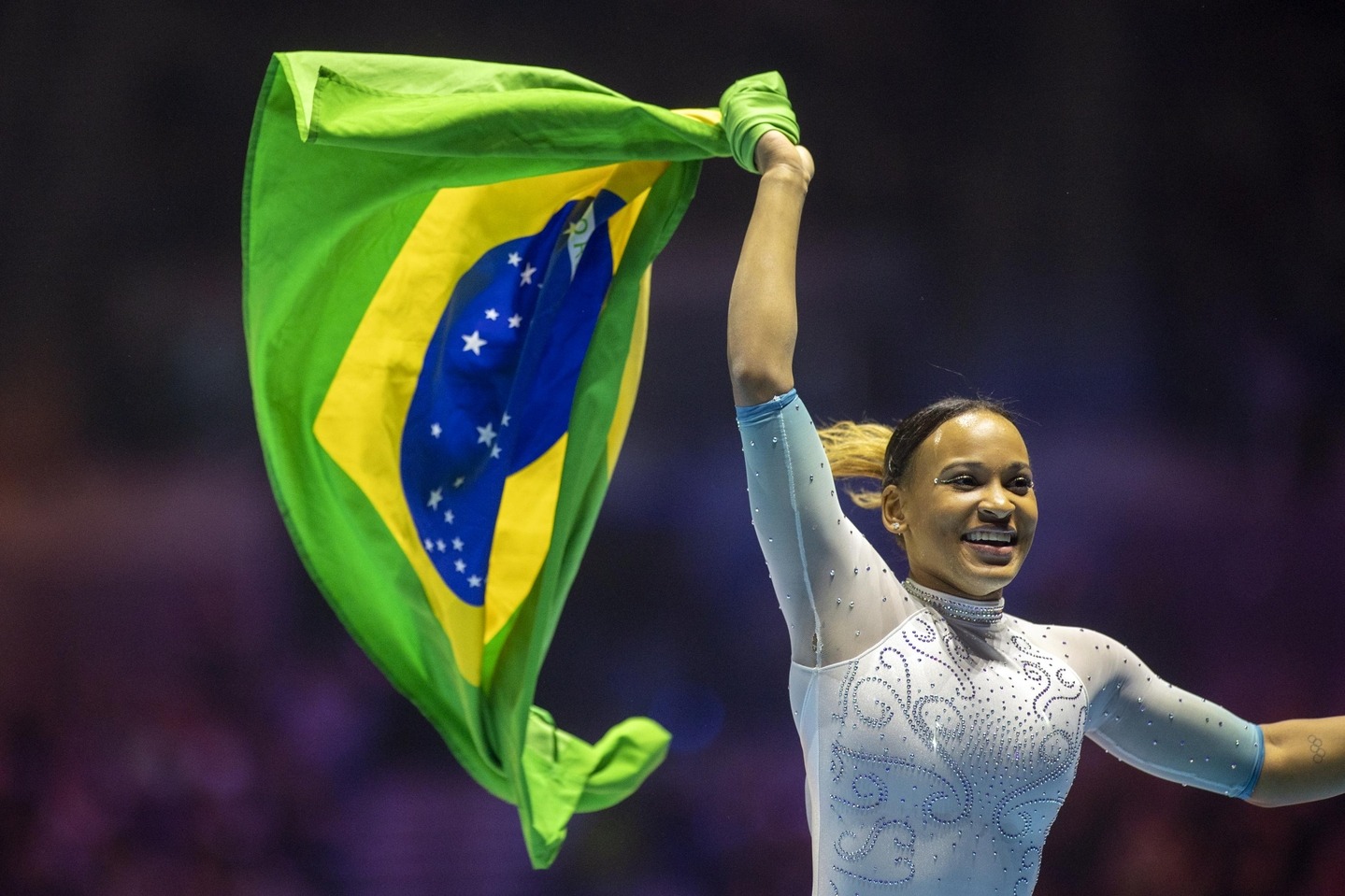 Das estrelinhas na escola para o topo do mundo: Rebeca Andrade chega a  Paris como protagonista - Na Hora da Notícia