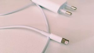Apple restituirá consumidor por venda de iPhone sem carregador