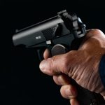 Homem tenta furar fila em hospital e é preso após voltar armado Homem tenta furar fila em hospital e é preso após voltar armado