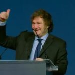 Milei diz que Bolsonaro é alvo de perseguição judicial e que liberdade de expressão está sob ataque